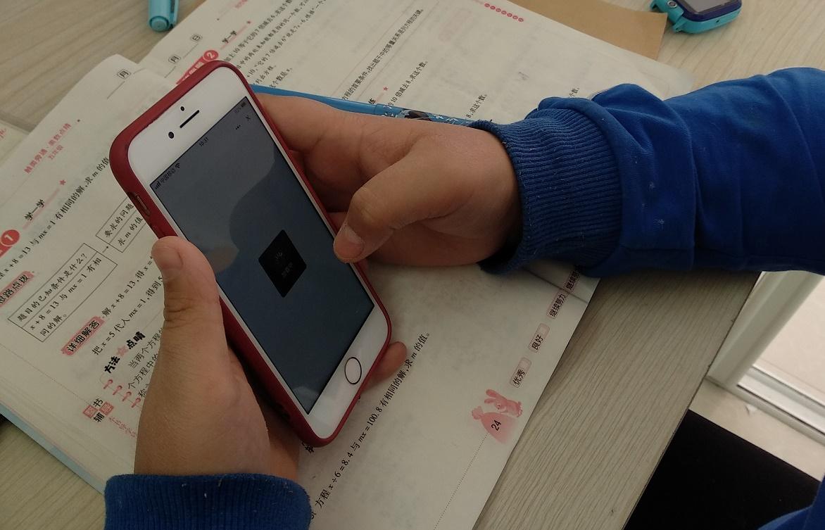 一位家长说，自己这样做是不是会让孩子的班主任老师生气了呢，家长群里，班主任老师每