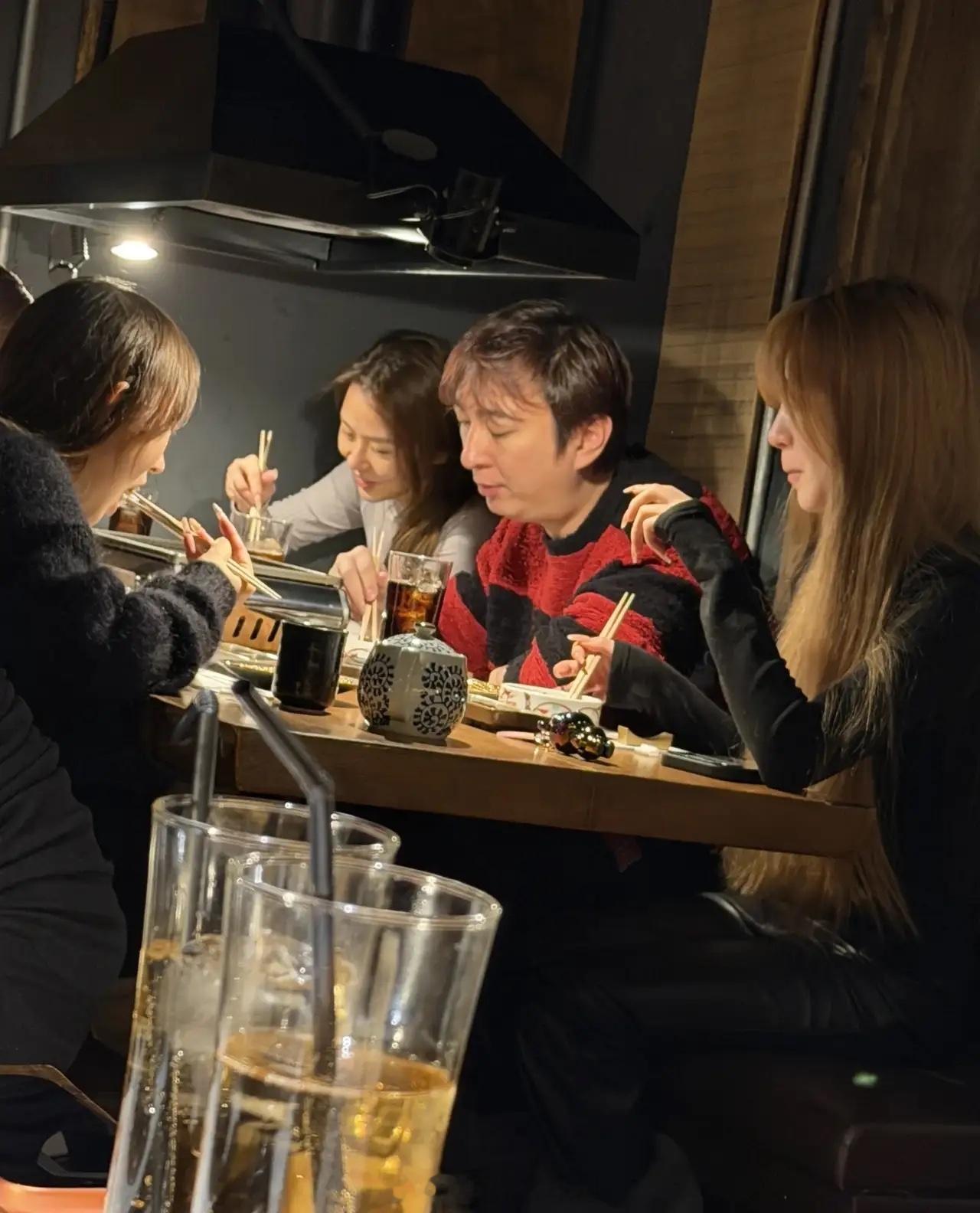 有网友在日本偶遇王思聪和好几个女生滑雪，还一起吃烤肉！他知名度确实可以，这是第n