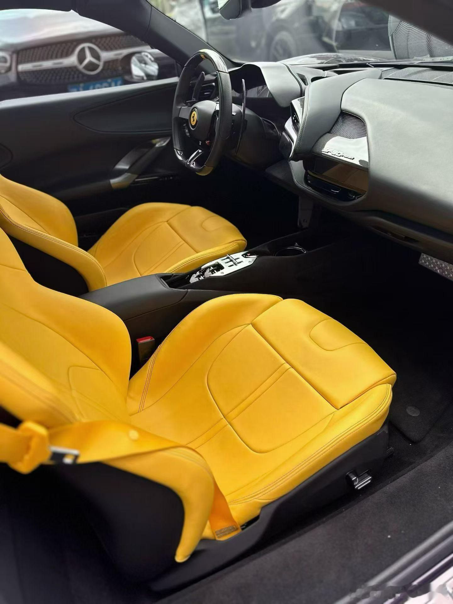 稀有配色法拉利SF90Spider，24年9000公里，定制油漆内饰选配J