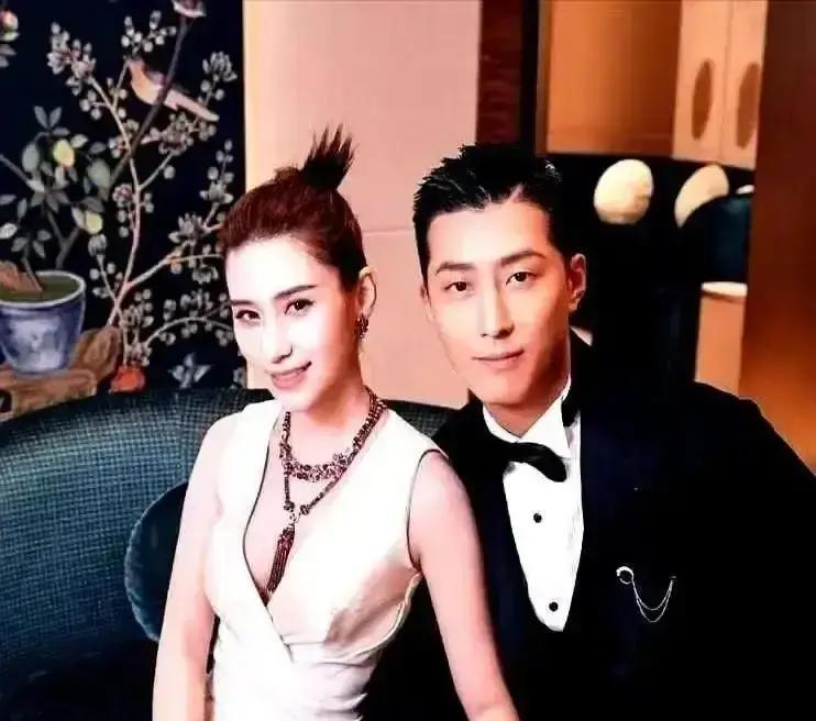 2026年，何超莲35岁生日那天，窦骁没回家。热搜上挂着的，是她在片场后厨蹲着洗