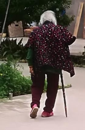 有什么能比一个人突然猝死更幸福和有福报的事了！我太姥姥活到99岁，能吃能睡，9