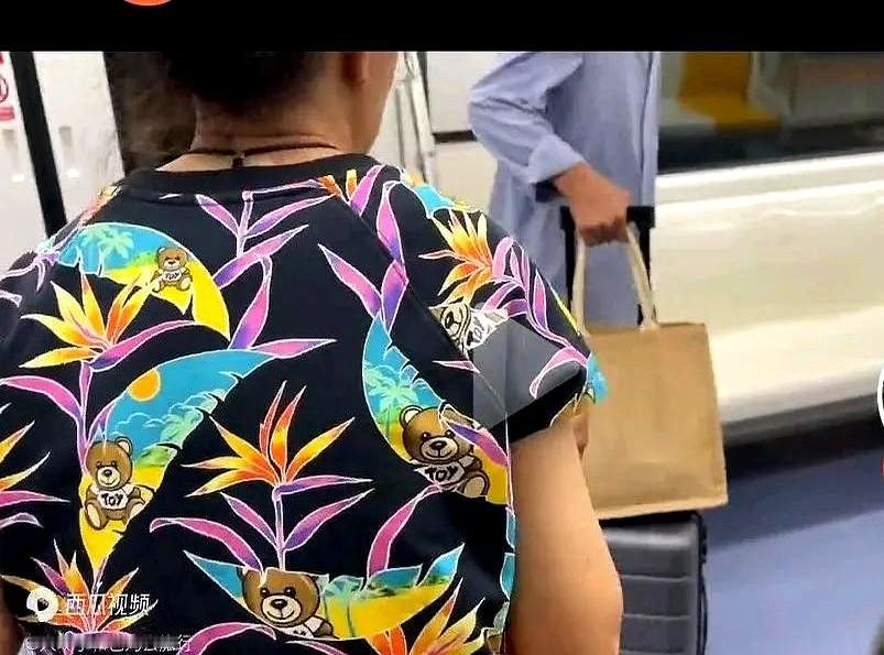 行李扛得最多的人连牛肉干都买不到原来在67%的中国家庭里，父亲就是那个自带苦