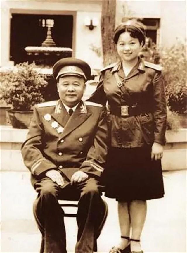 1955年，与徐海东失散二十多年的女儿徐文金在广播中听到了父亲的名字。她怎么也没
