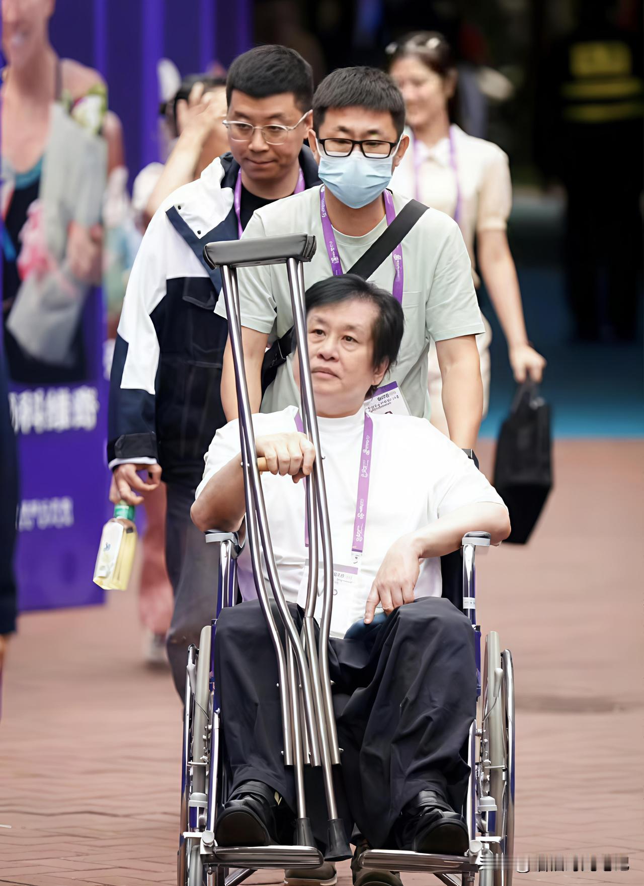 10月25日,深圳机场,唱《水手》的郑智化被25公分“小台阶”难倒。升降车司机全
