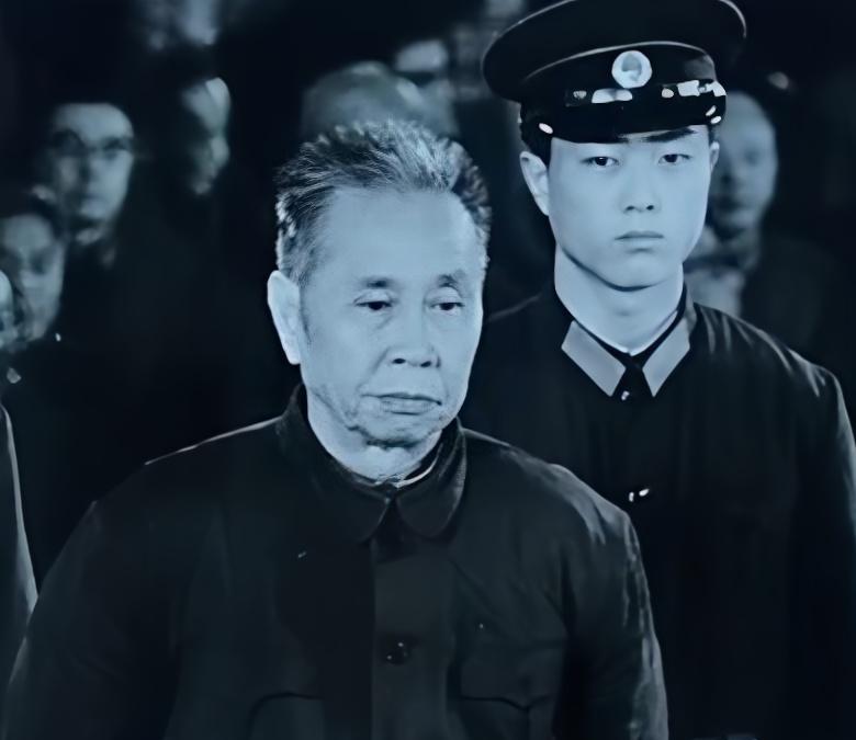 他15岁参加革命，18岁光荣入党，走过两万五千里长征，参加过辽沈战役，是革命的功