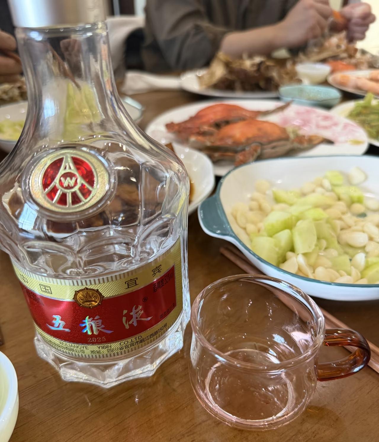 突然理解今年国庆的白酒了。这两天出门吃饭，我发现一个挺明显的变化：以前逢年过节，