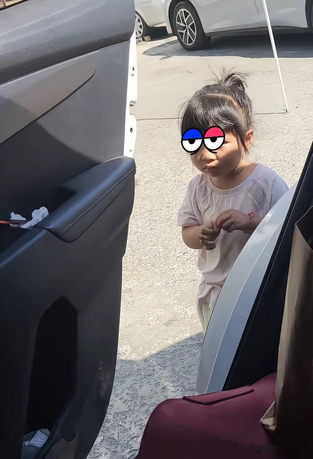 女儿从高速服务区卫生间回来，拉着我说“妈妈，这个小妹妹想上我们车”。我回头一看，