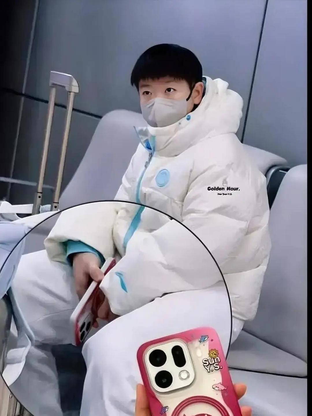 孙颖莎今晚怕是睡不着了！全网都在扒她的穿搭，连手机壳都被网友“破案”了？一件普普