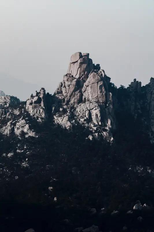 岩山之所以能够持续向上，根源在于它自身扎实的根基。如果我们仔细观察那些真正能够长