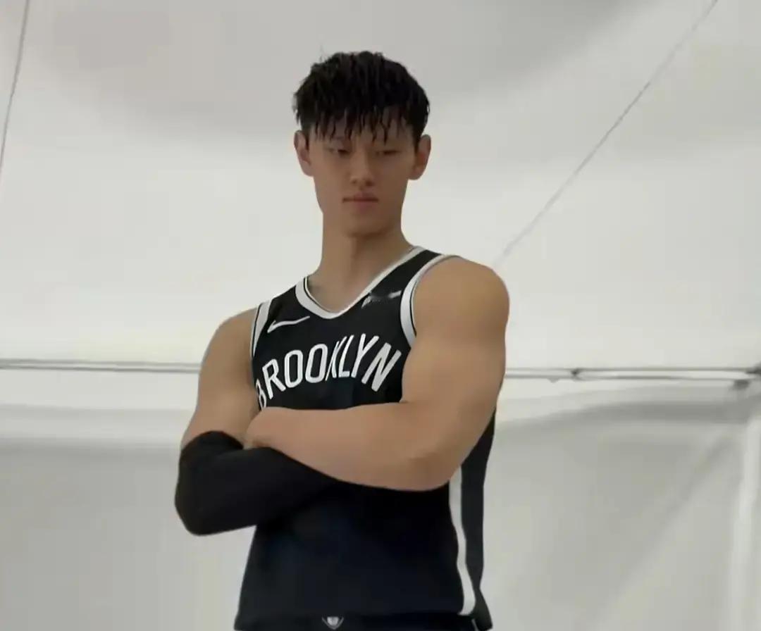 别替他可惜了。从被篮网裁掉到签约首钢，曾凡博这步棋，走对了。他亲手撕了那张