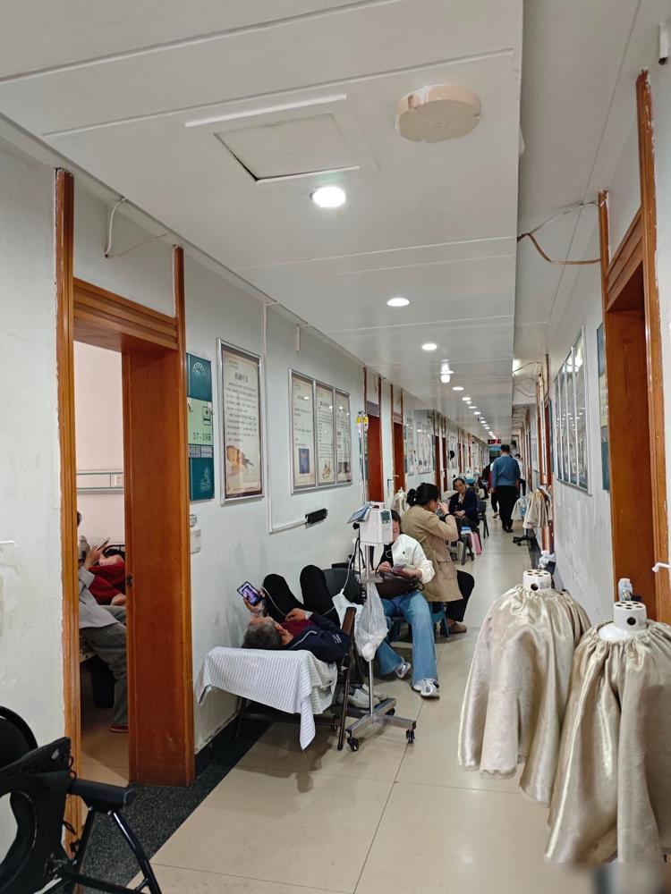 一肠癌患者躺在医院的走廊里泪流满面，原来是因为他女儿五一就要结婚了，女婿竟然查出