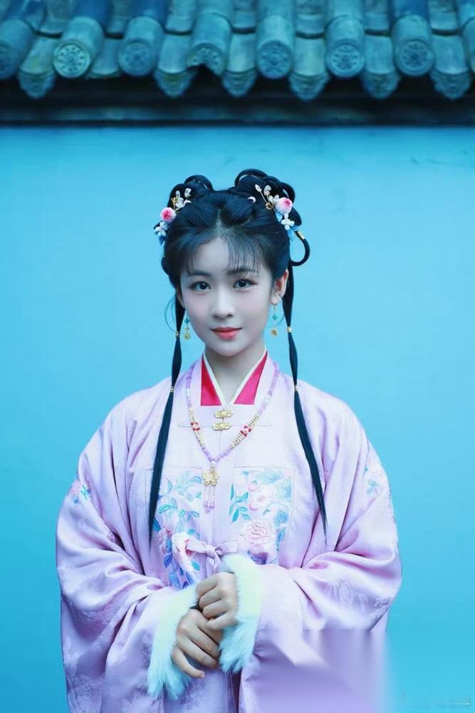 活吞了杨紫？16岁女孩刚露面，弹幕直接炸锅，几百万人冲进去看，就为了确认她到底是