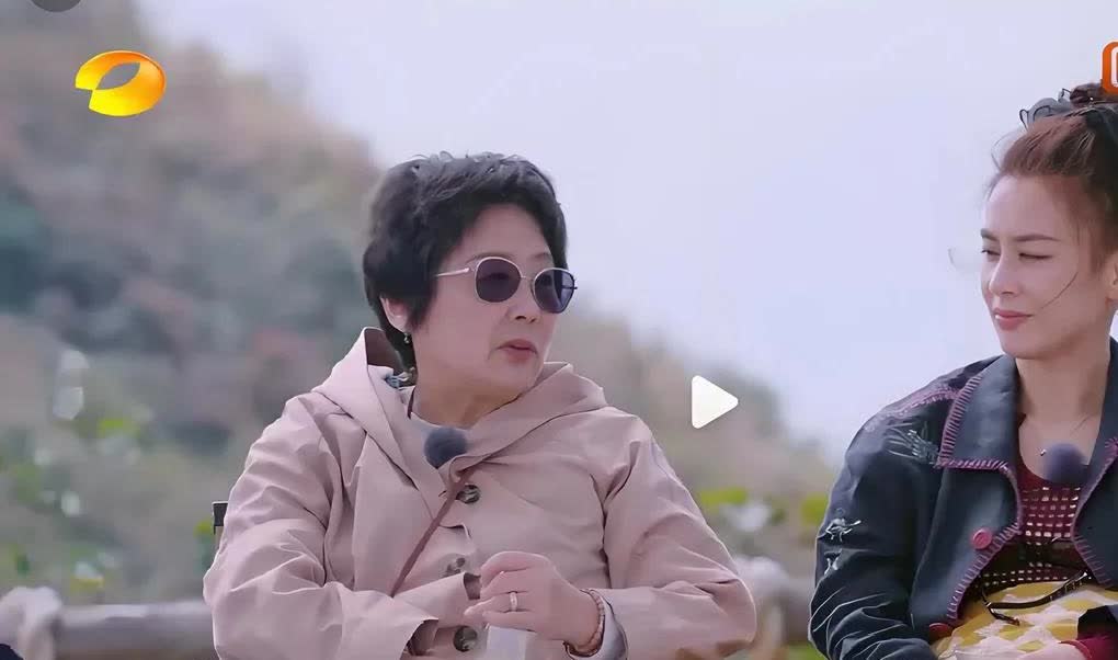 邓传理真的很现实，是看得见自己的女儿42岁在娱乐圈得到的机会不多的。虽然很多人称