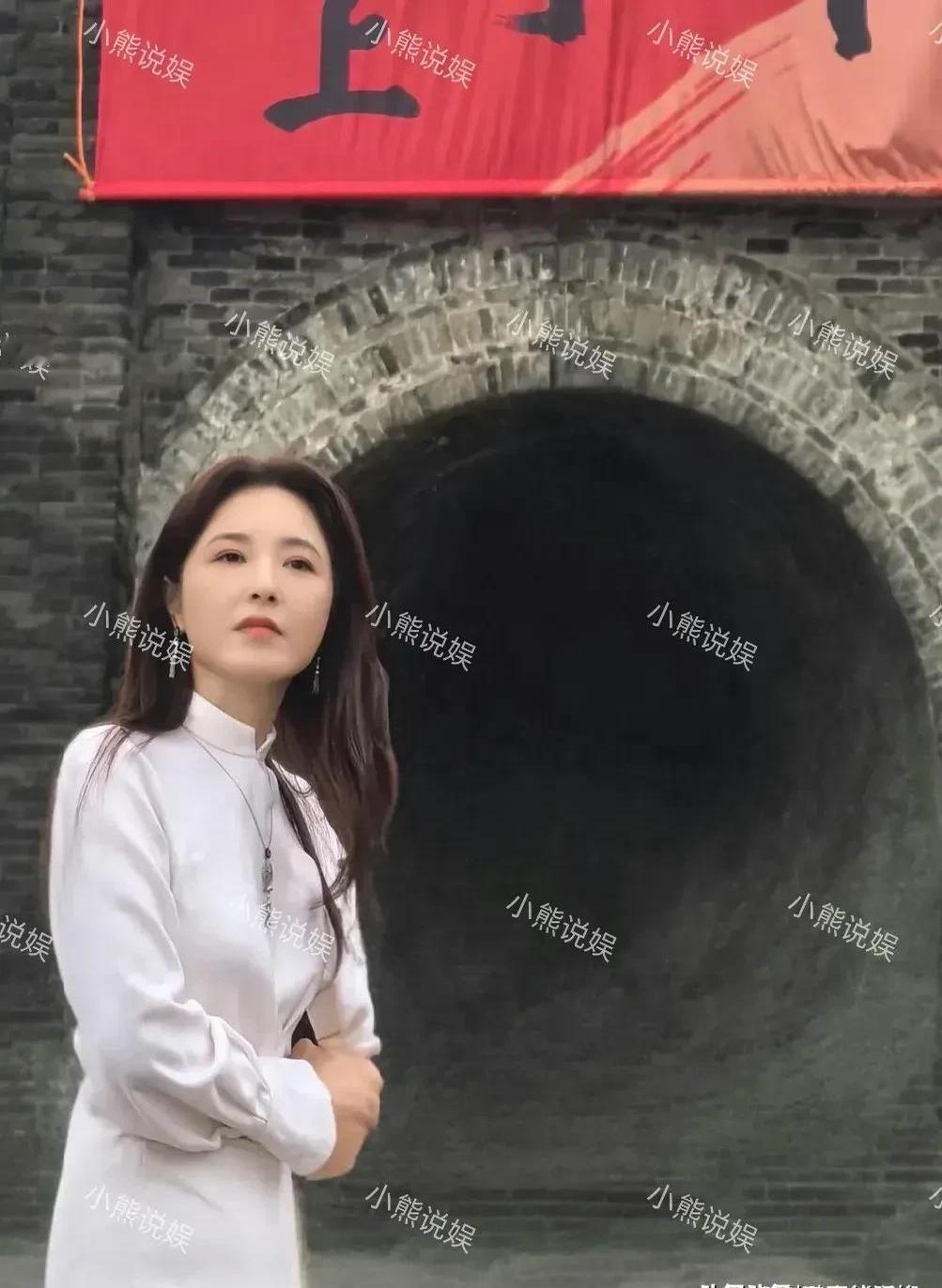 曾经的女神也开始接乡镇商演了？网友热议：这钱赚得轻松还不丢人！最近有网友