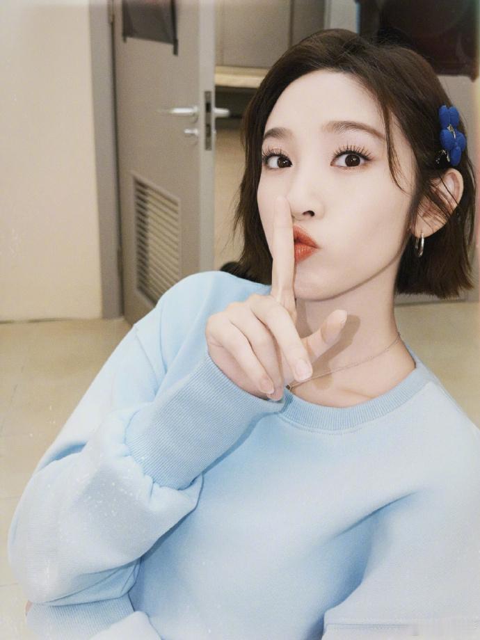 唐艺昕不知道大家喜欢什么就都发了赈灾粮终于下来了！我又被糖糖的美貌暴击了，自拍