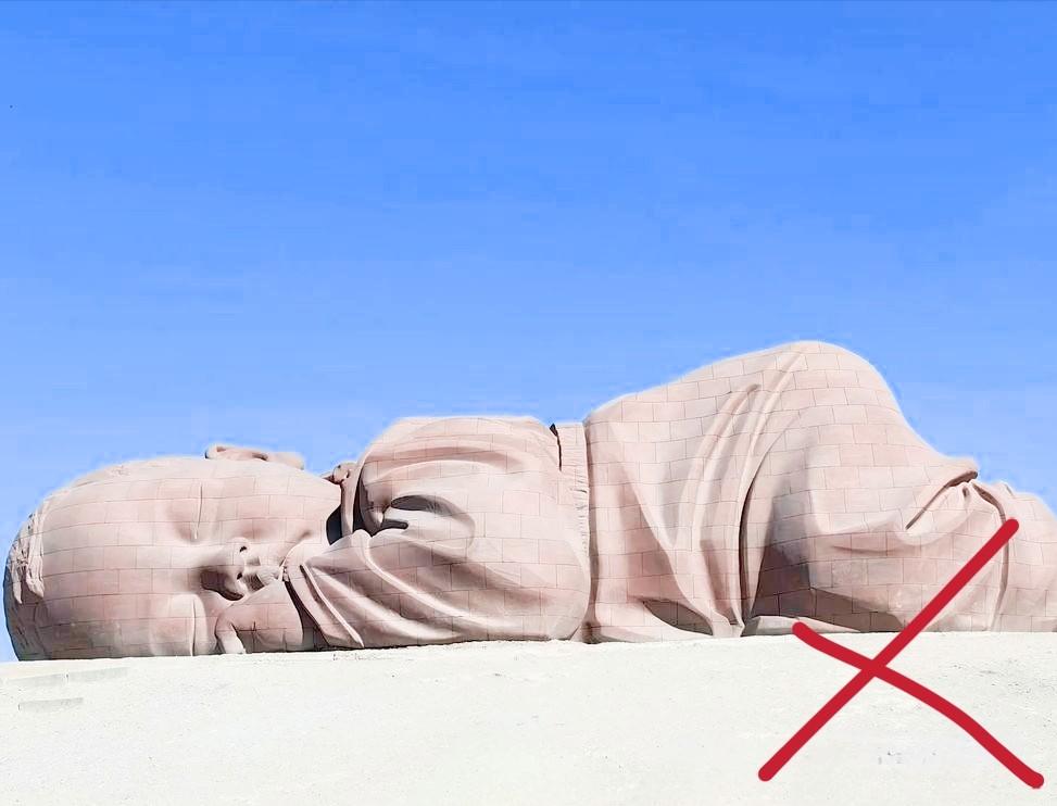 西安那个“空洞娃娃”终于被吊车弄走了。老百姓拍手叫好，甚至觉得连呼吸都顺畅了，