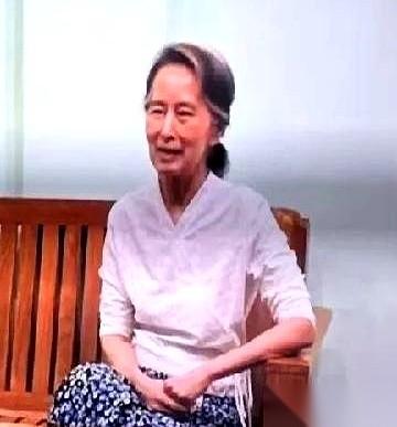 昂山素季，从监狱里被转移回家了。但这算不上自由。81岁，一头白发，从2021年