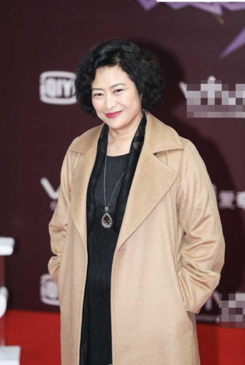 演遍刁蛮婆婆，回家当夫管严？许娣：40年钱全交老公，我甜着呢！许娣在戏里是《