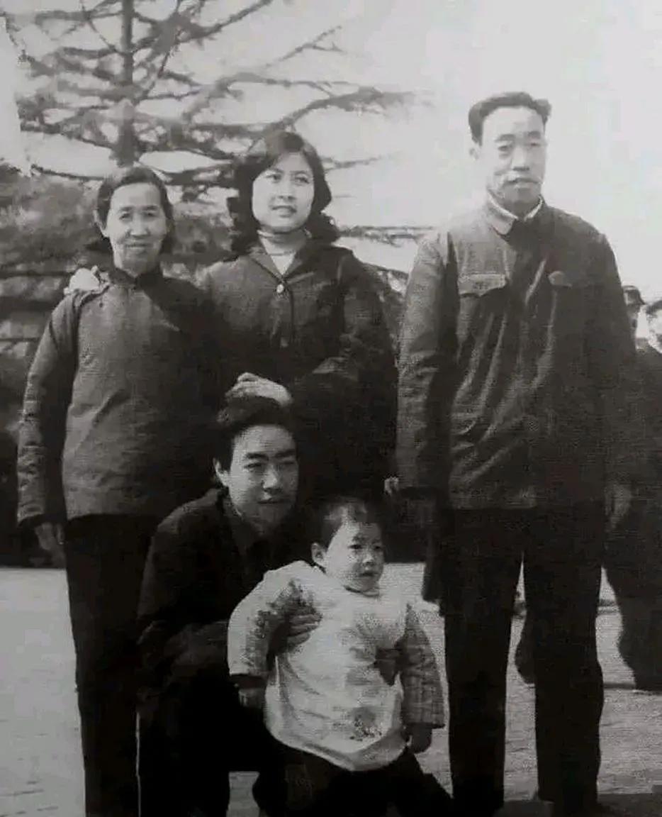 贾平凹父母姊妹儿女的相关介绍：-父亲贾彦春：出生于二十世纪20年代，是商洛地