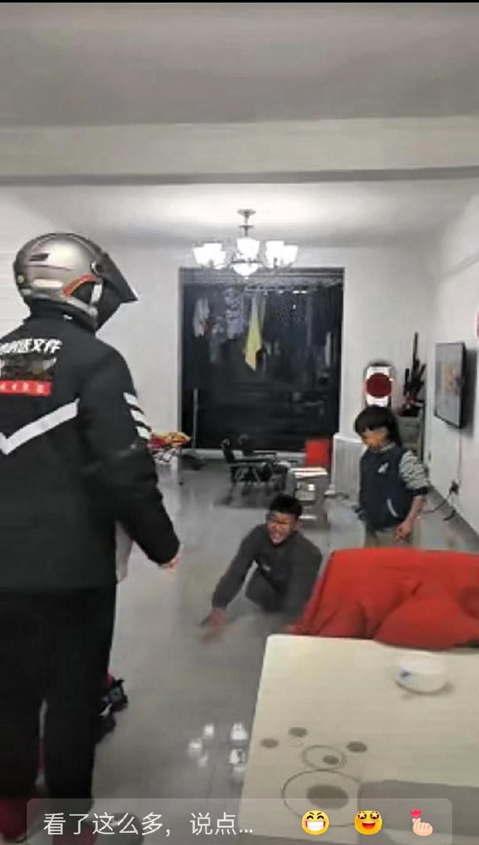 看哭了！近日安徽，爸爸熬夜送快递到凌晨两点，当拿着为老婆孩子买的零食回到家时，