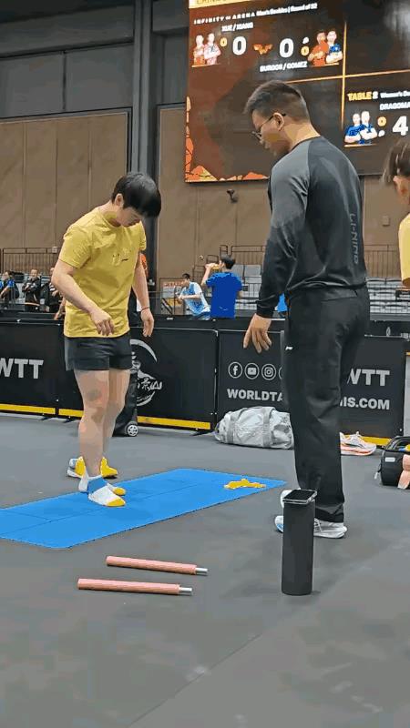 9.29，莎莎轮休没比赛，正跟着翔哥练拉伸，翔哥在旁边盯着动作给指导呢。小莎是