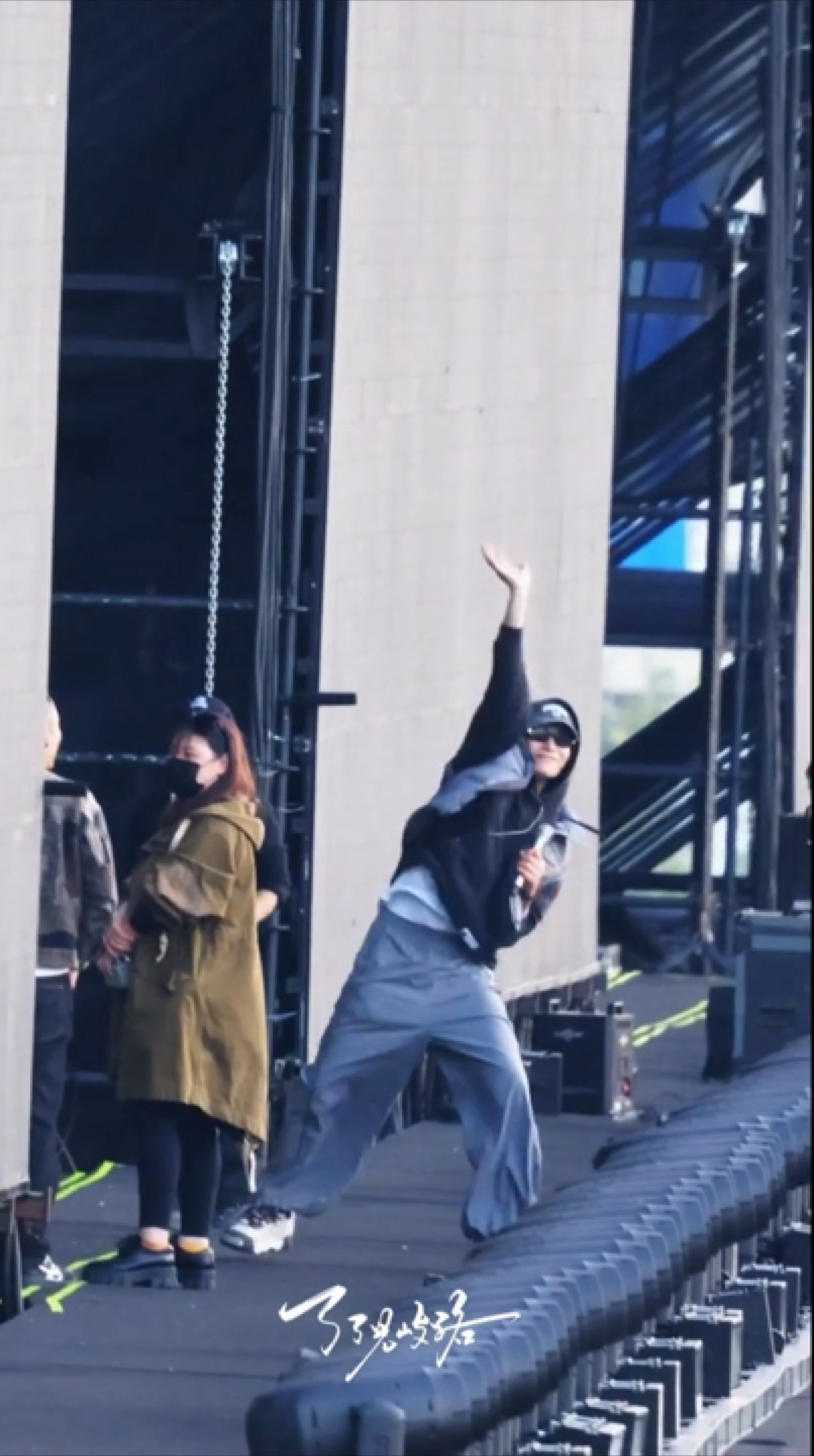 完全激萌🥰🥰丁禹兮就这样出其不意地打招呼