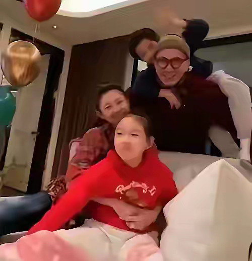 大S发这张照片的行为是最为恶劣的。大众对大S的恶评也是从这个时候开始的。她发照片