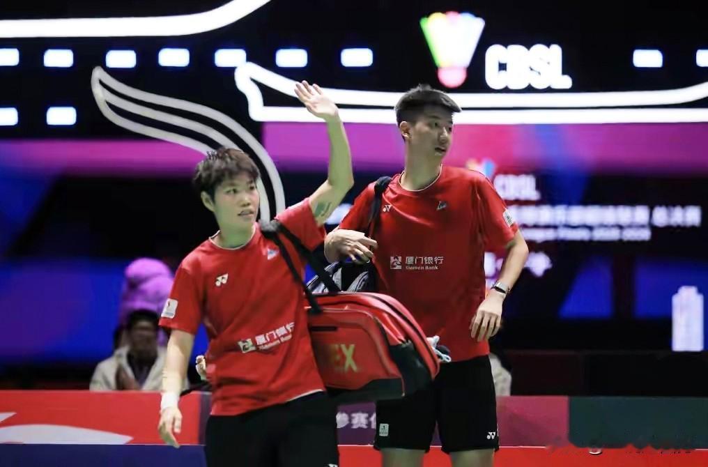 中国羽毛球俱乐部超级联赛首场半决赛，厦门银行队凭借三组国家队队员的强力发挥，3-