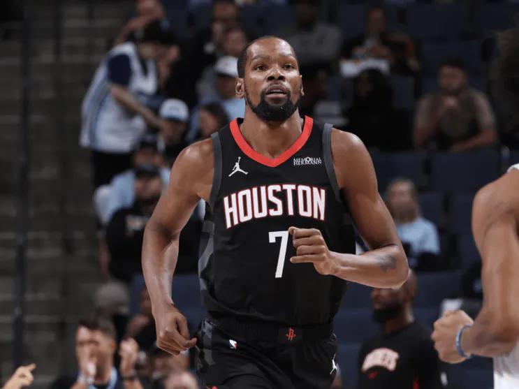 杜兰特这该死的气质，真的是拿捏啊！打灰熊，杜兰特在比赛之中，对一个灰熊的球迷对