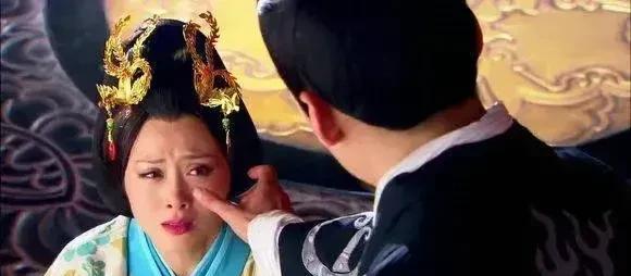 22岁的钩弋夫人刚侍寝完70岁汉武帝，汉武帝就呵斥道：“来人，把她拉走，赐死！”