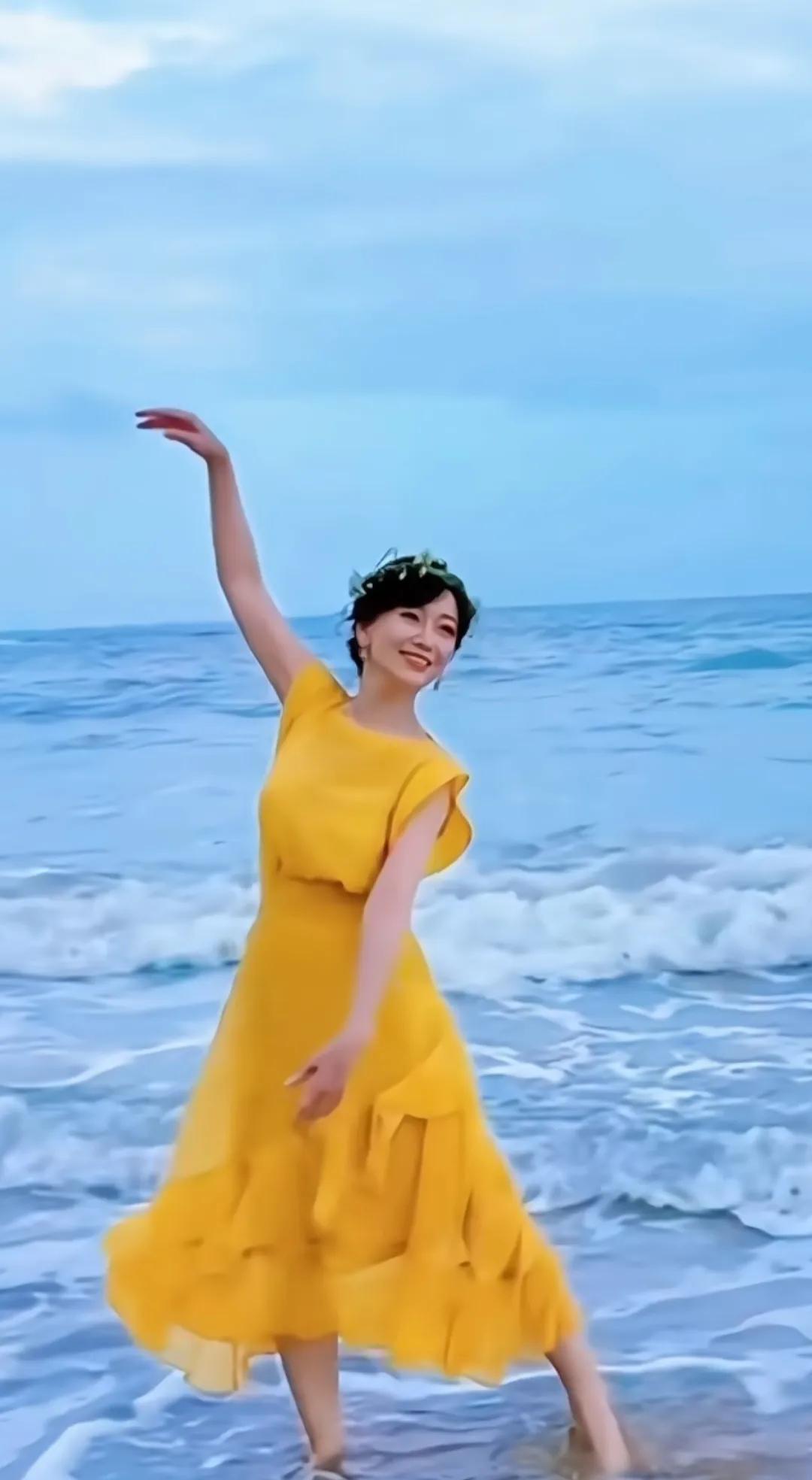 赵雅芝，好想说，奶奶你好优雅漂亮。