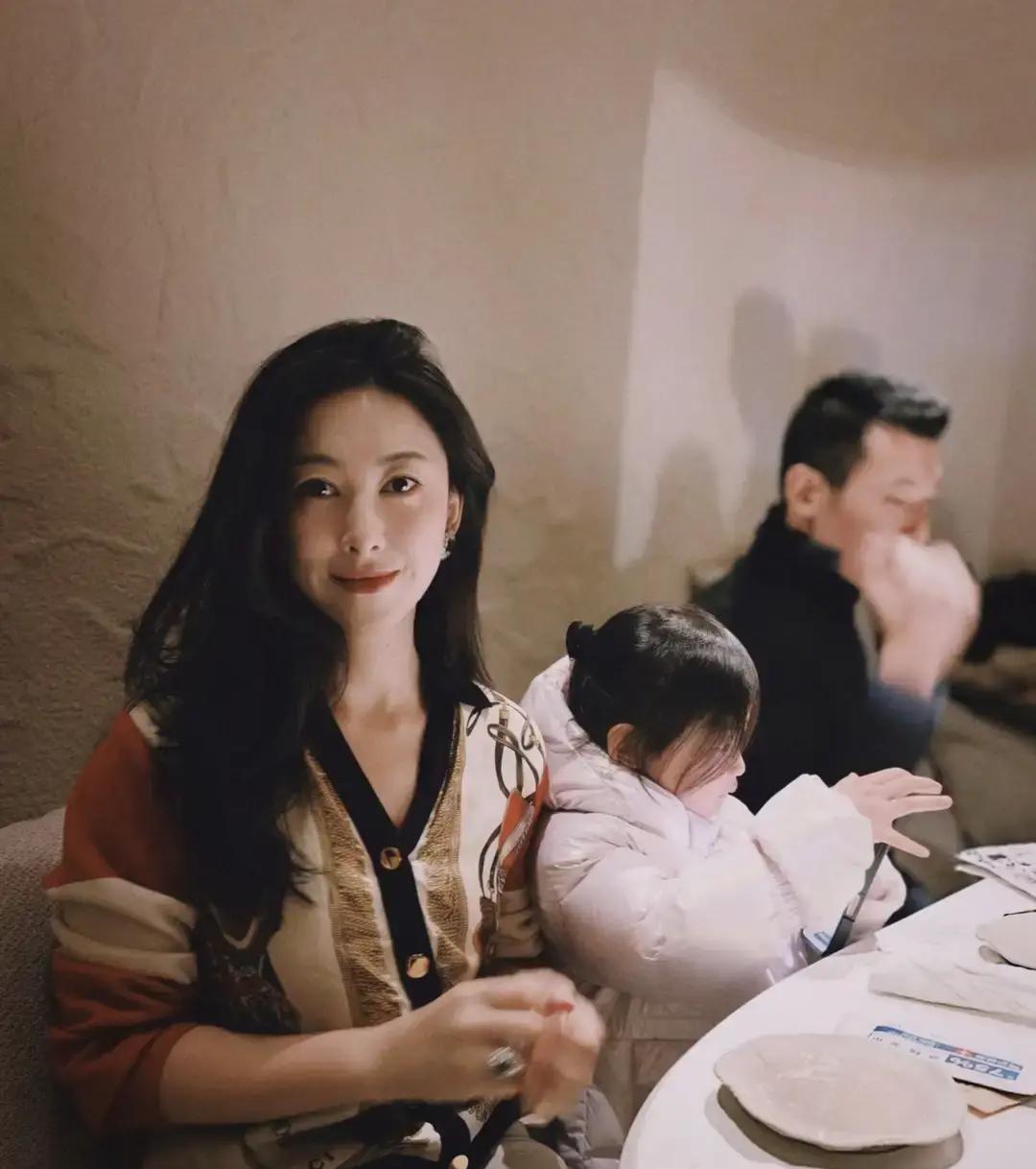 今晚看到朱珠晒的饺子照，突然懂了什么叫“反内娱套路”。25万点赞背后，是她外籍