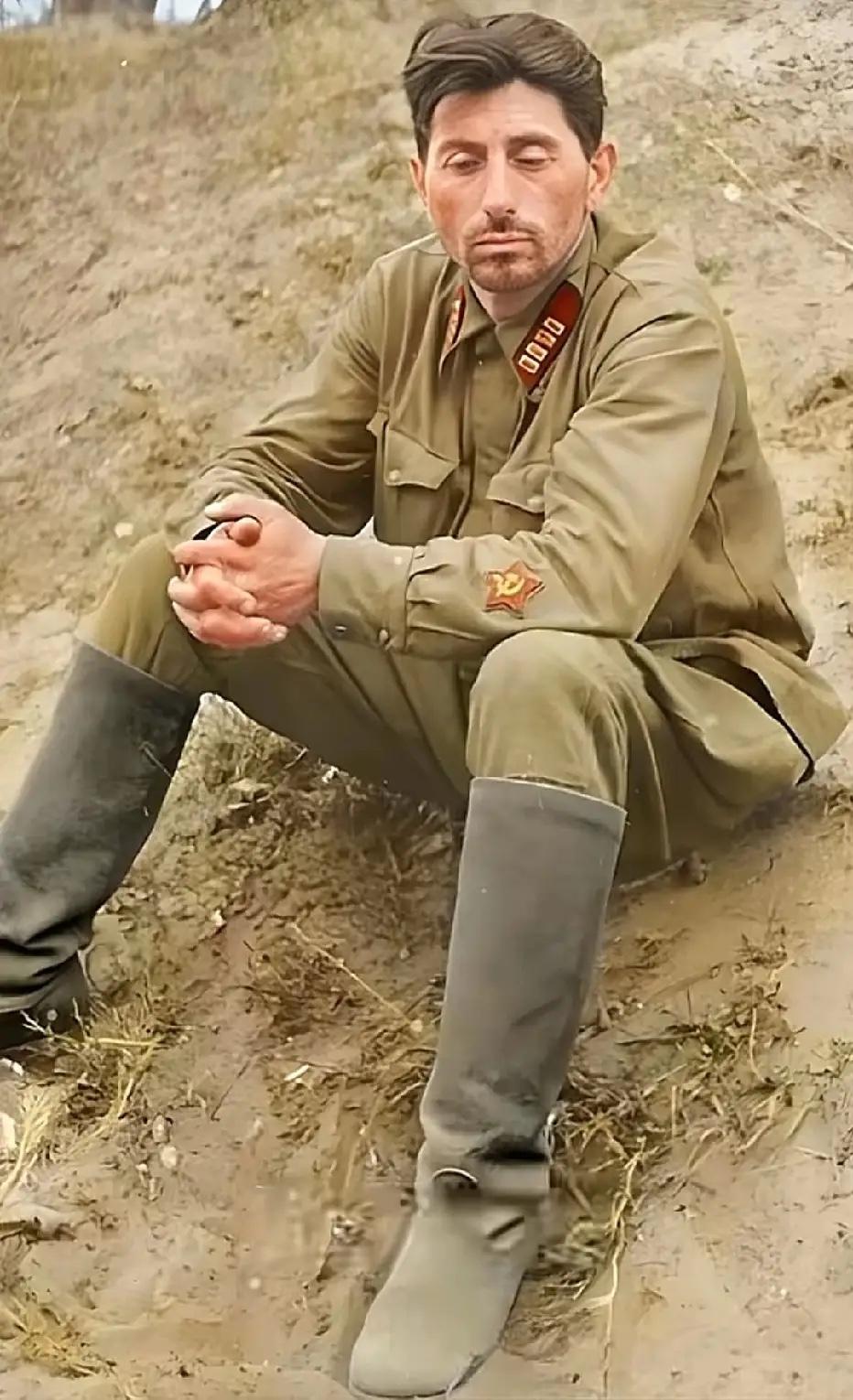 1941年8月，苏军第148步兵师团政委米里安·奥迪沙尼亚被俘后的情形，镜头中他