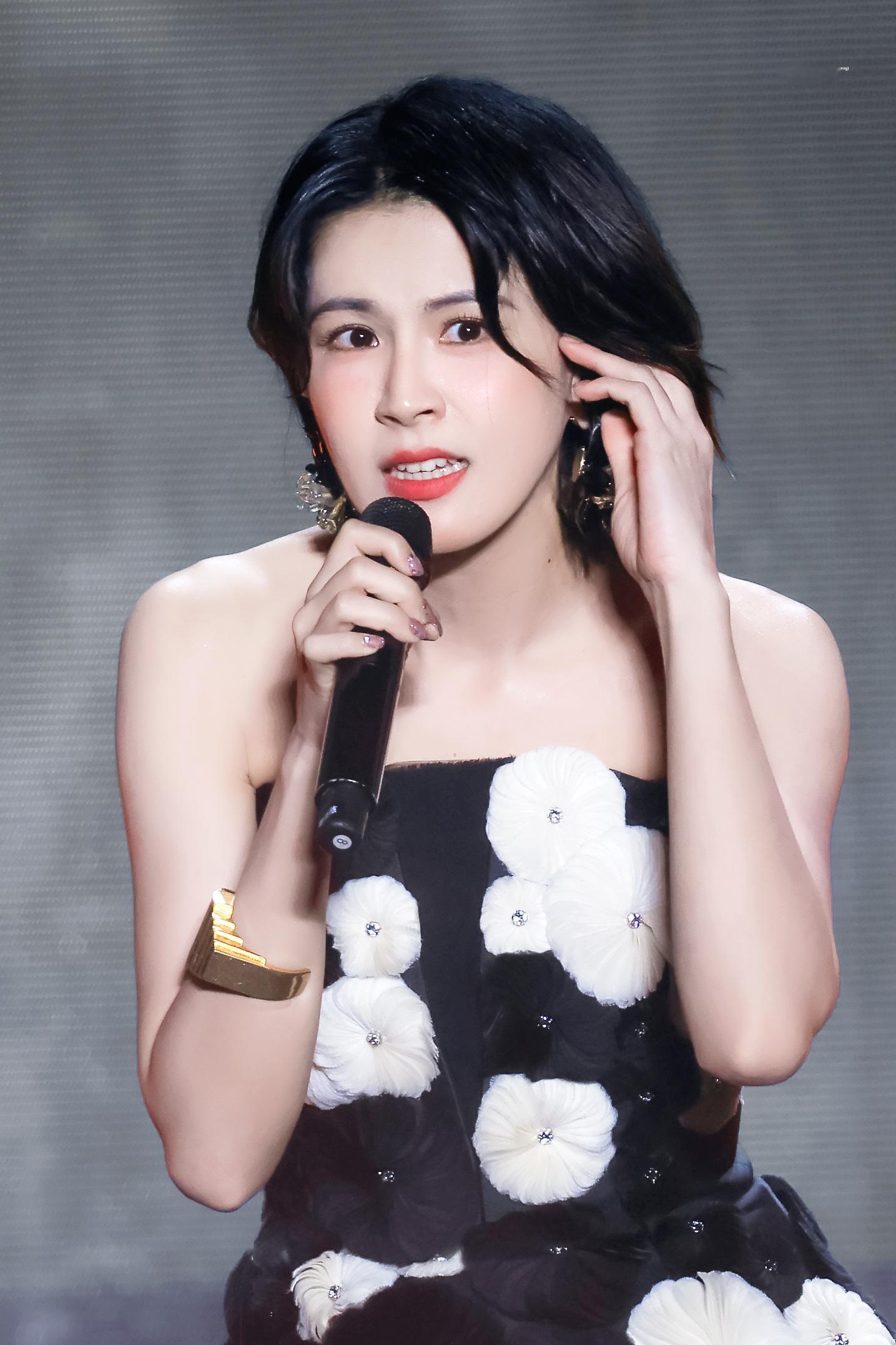 曾沛慈温州逐光站台演唱会这大美人儿这也太美了这大美女[爱心][爱心][爱心]​​