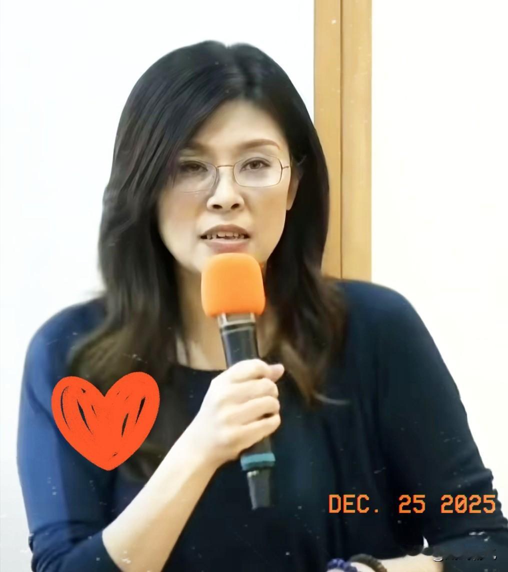 郑丽文果然有两把刷子！12月24日最新消息，郑丽文在秘书长李乾龙的陪同下拜会