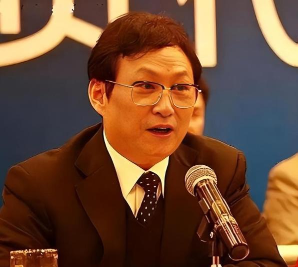 离婚手续办完的第3天，她做了个让所有人看不懂的决定。1999年，陈思思和魏