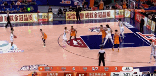 上海久事想赢浙江，就要想办法让孙铭徽组织进攻。每次布朗拿球组织推进，上海久事防