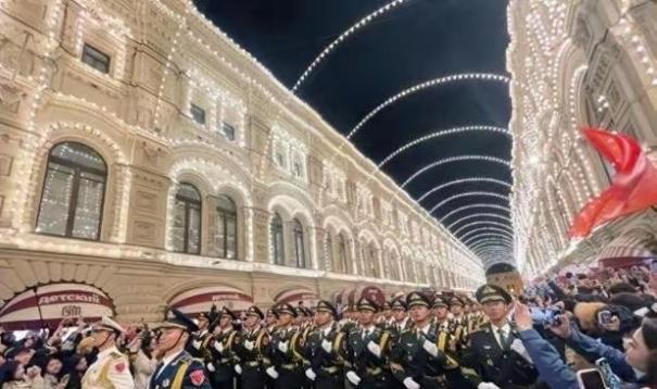 俄罗斯现在微妙的处境，给中国敲响警钟。这次来参加俄罗斯红场阅兵共13个国家的军队