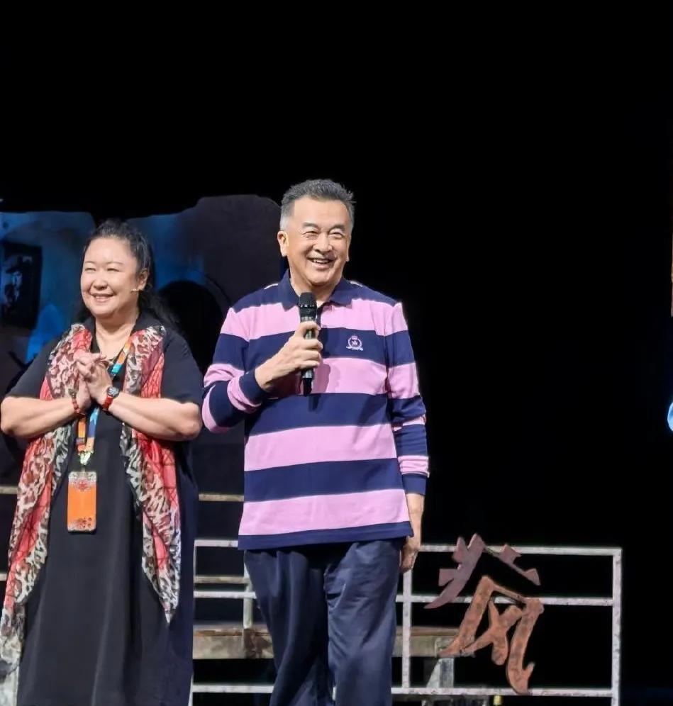 很久没露面的著名小品艺术家黄宏，最近参加活动。虽然已经65岁了，但笑容满面，侃