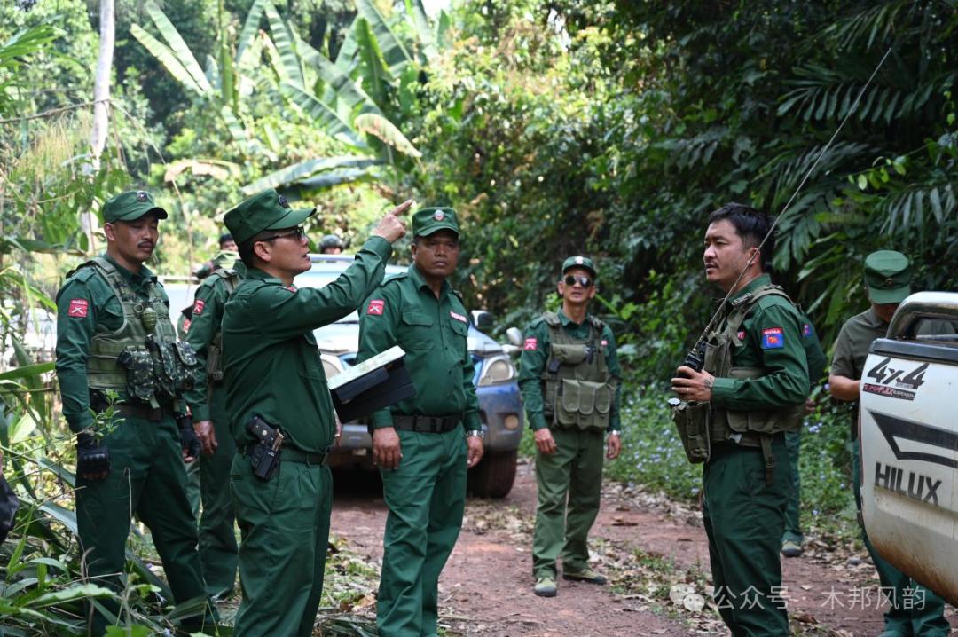 果敢同盟军在贵概县执勤！目前传来的消息，果敢军和德昂军最终达成了停火协议，仍