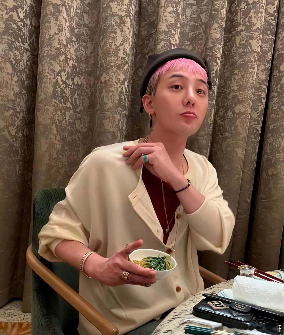 权志龙在澳门，吃腐乳空心菜！