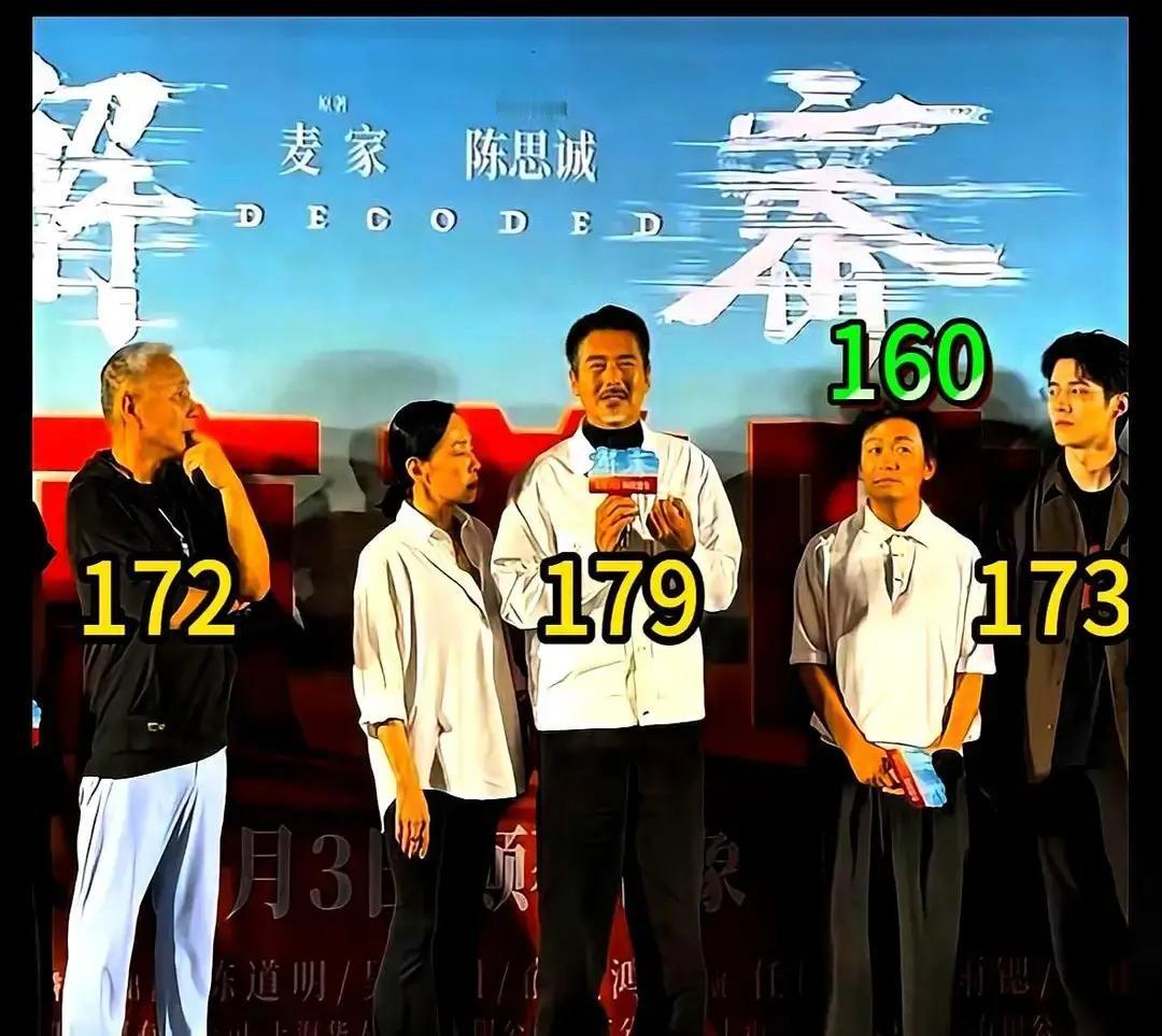 刘昊然和周润发合影，发哥站得笔直，昊然微微弯腰，俩人身高差被镜头放大。现场是