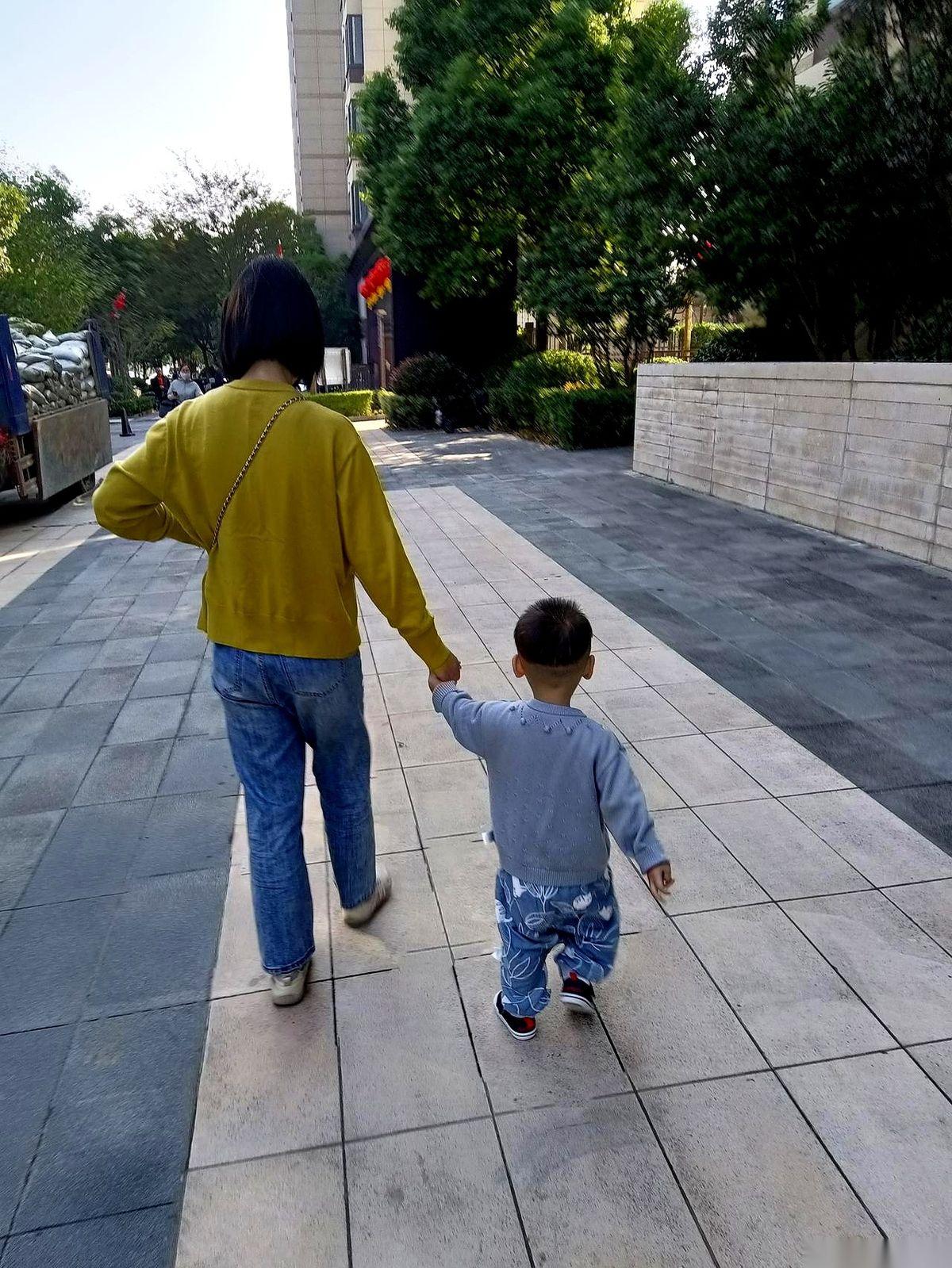 一个姐妹去年结了婚，当下定下先丁克三年。她连将来万一走到离婚那一步，生下的骨肉