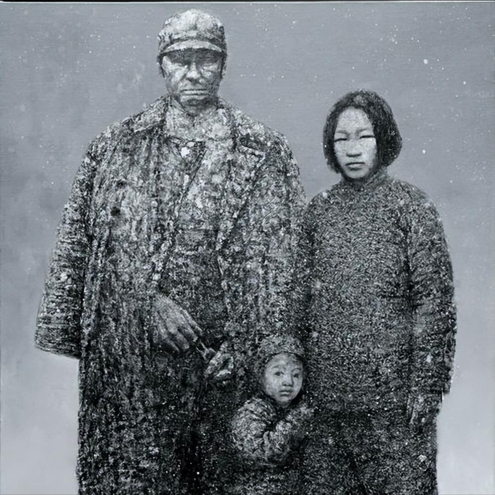 1937年初，日本兵将王凤阁一家三口押到了刑场上。当父亲被他们砍断脖子后，5岁的