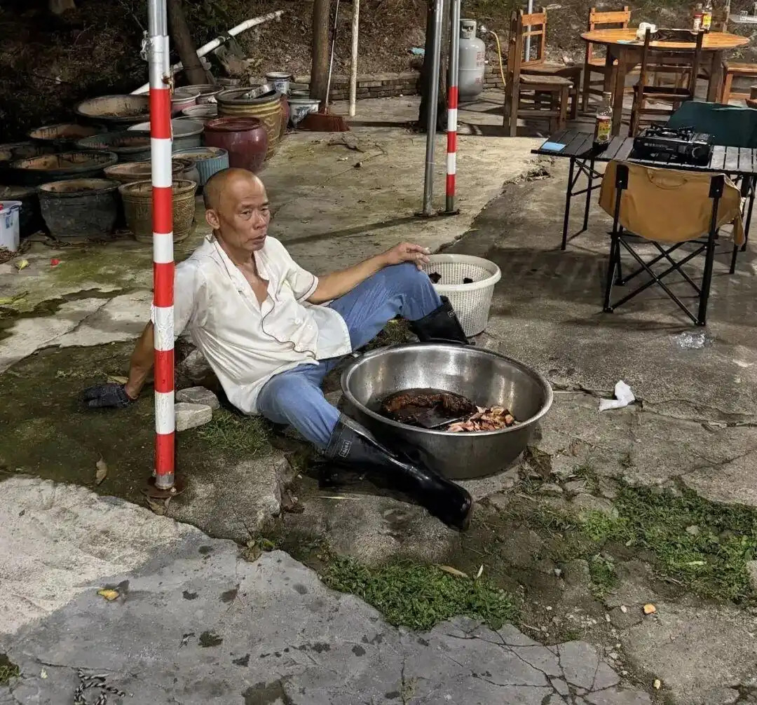 鸡煲店老板累瘫照是AI生成的【广东一鸡煲店爆火！墙上贴“本店喝汤可能上厕所”，现