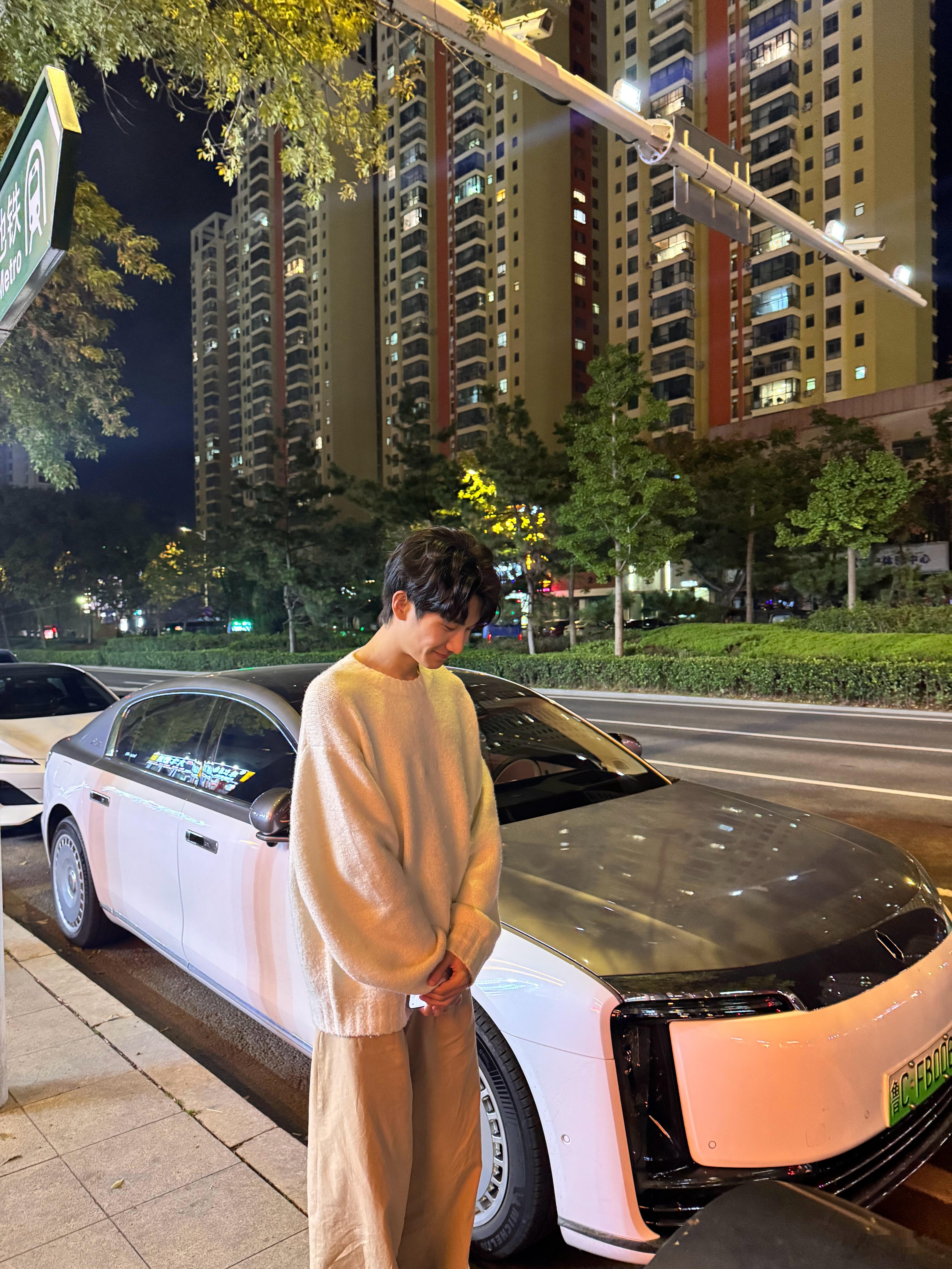 终于坐上了没有星空顶的尊界S800,白色内饰好漂亮啊,要有星空顶就更棒了。