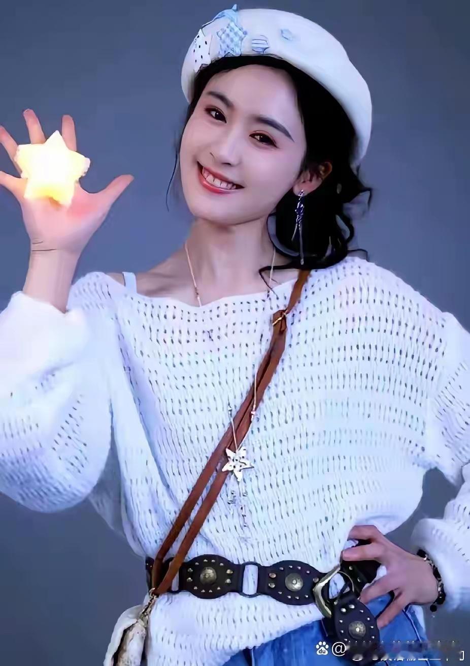 翟一莹的夏之星定妆照刚发出来一小时，全网预约就破了300万。那个和她长得几乎一模