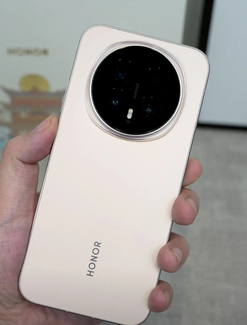 Mate80发布，最大的亮点之一就是标准版也支持卫星通信，这意味着以后大家出门