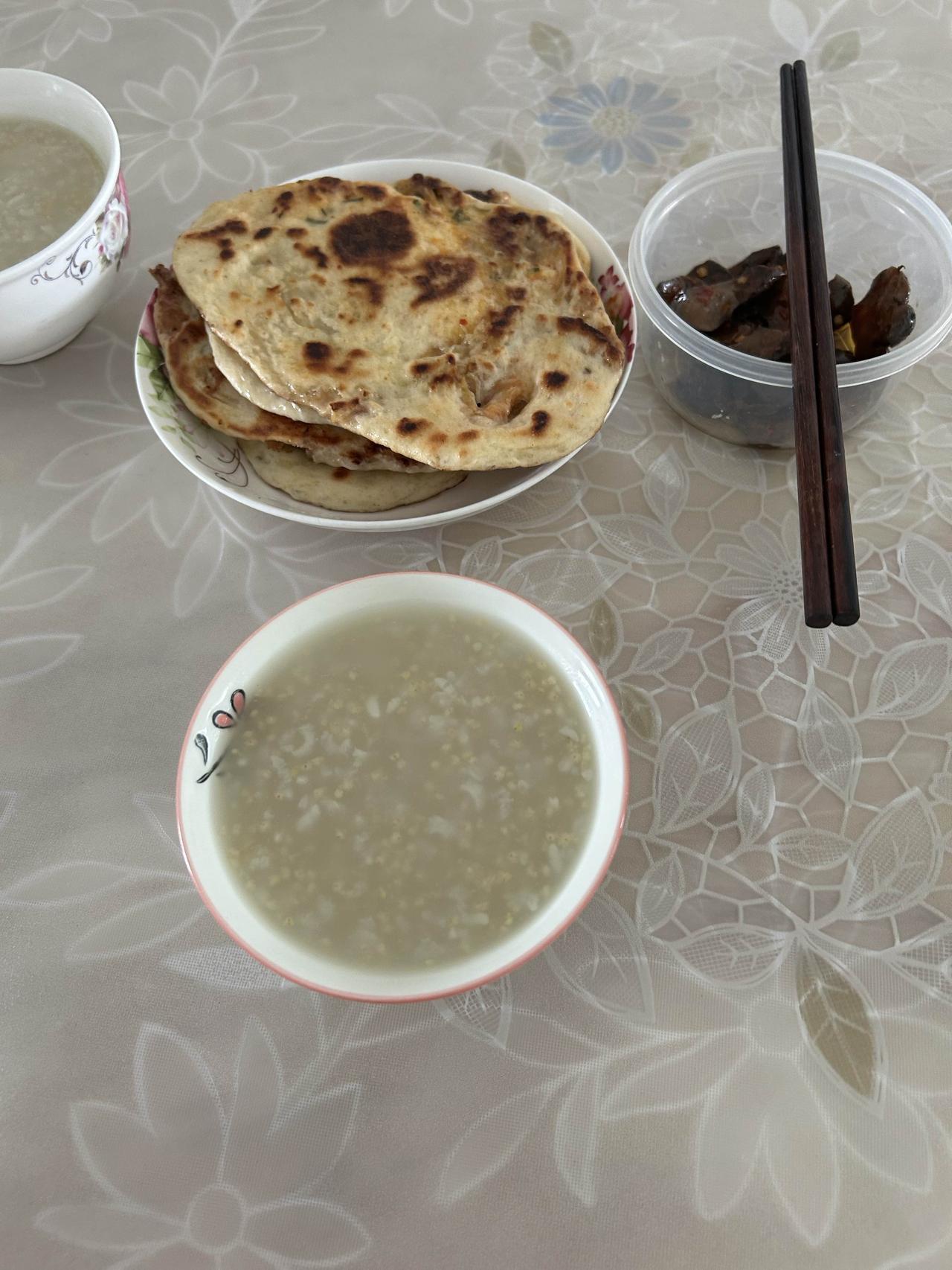 没法上班，便没了收入，只能开源节流度日，连早餐都得自己动手做。早晨起床后，舀出