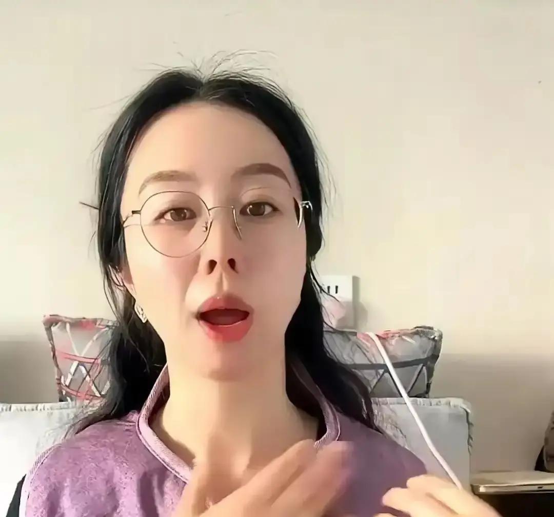 直播间里，亲弟弟发来一条微信：“姐，这波流量我得自己吃。”田静刚补的妆，花了